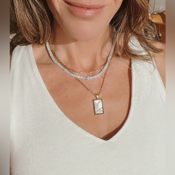 BEAUTIFUL STATEMENT Necklace Mother of Pearl Pendant on 18K Gold Figaro Chain - Picture 3 of 7